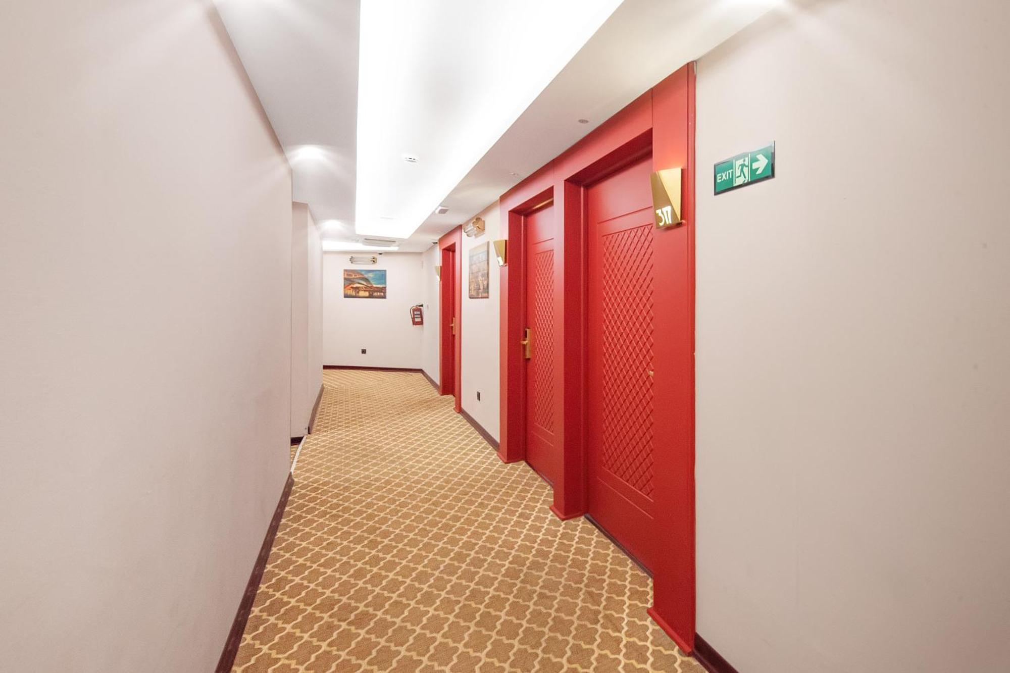 Denis Hotel Тбилиси Екстериор снимка