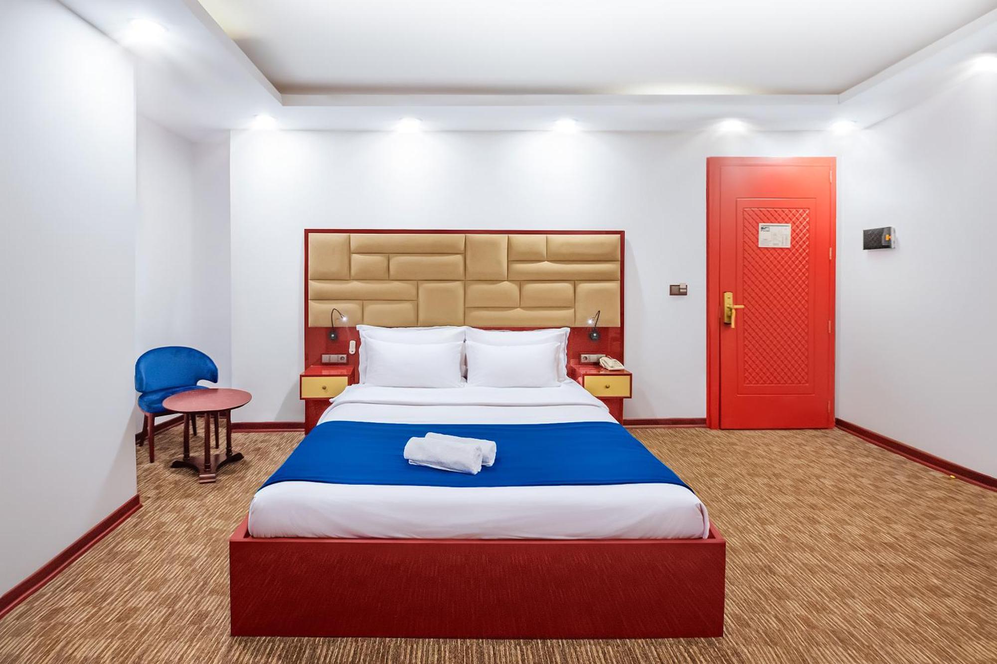 Denis Hotel Тбилиси Екстериор снимка