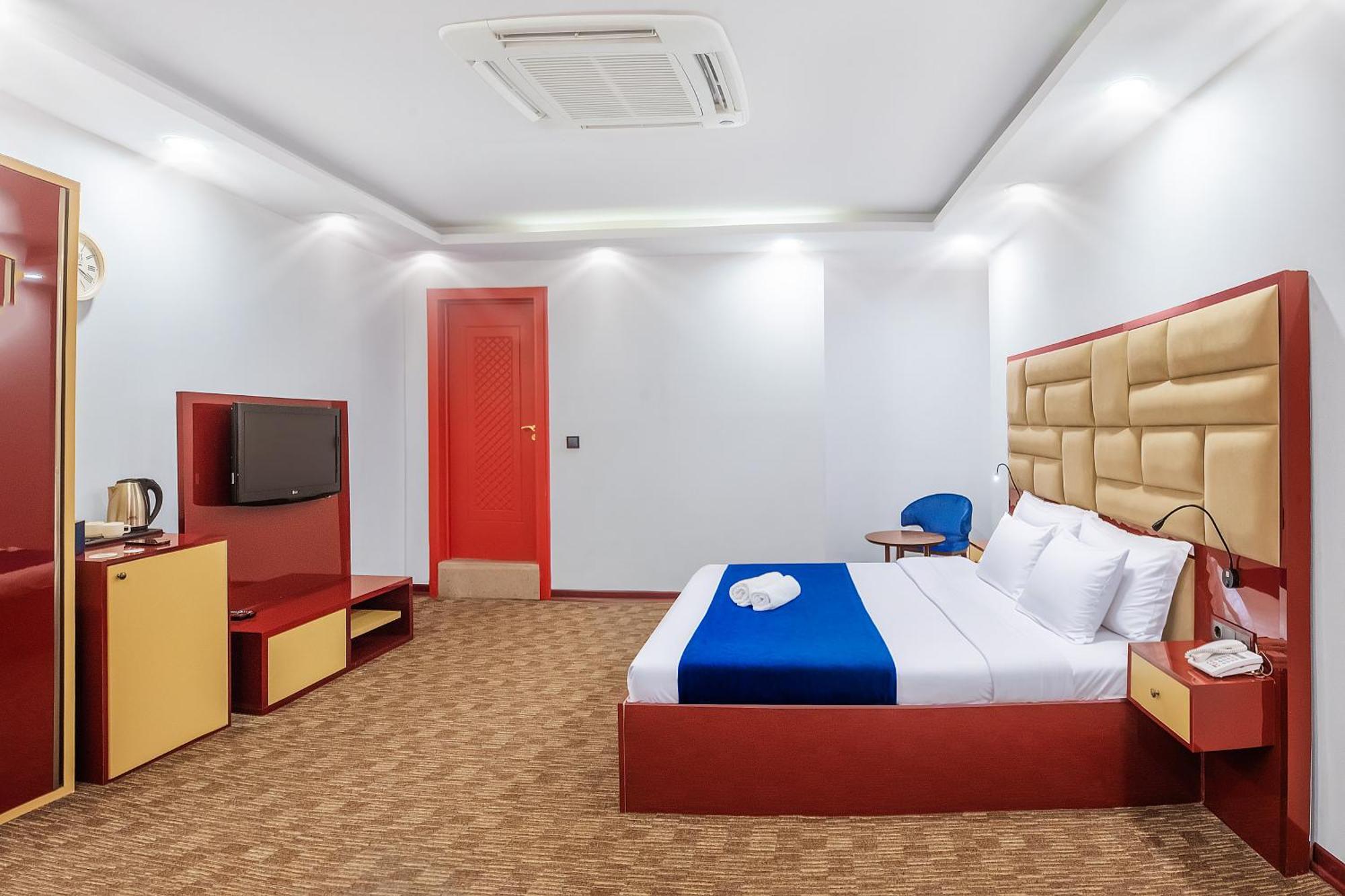 Denis Hotel Тбилиси Екстериор снимка