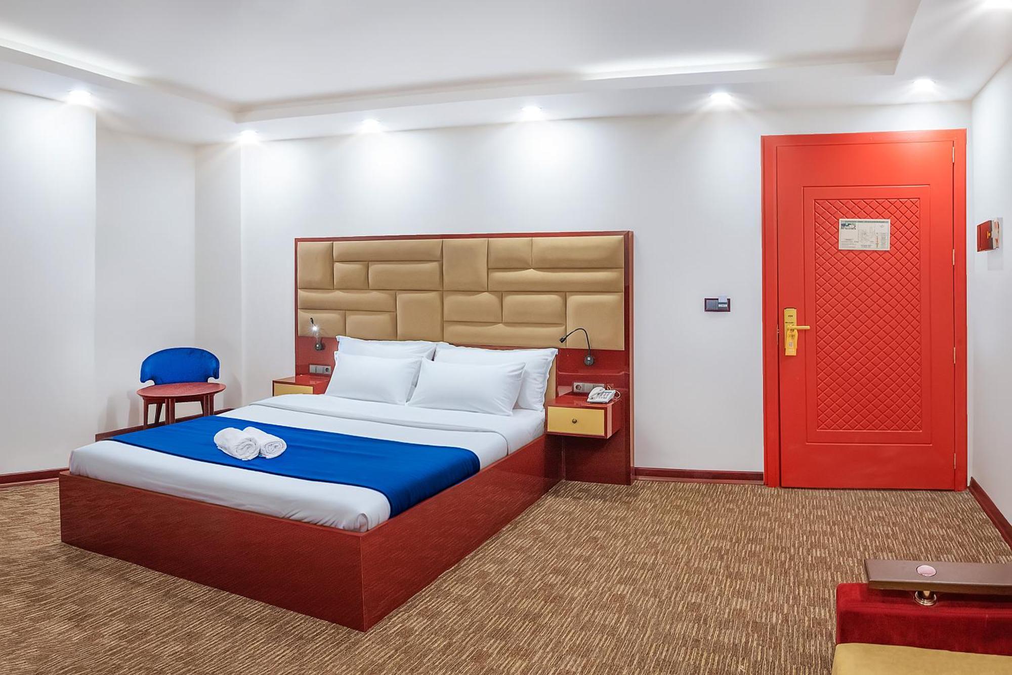 Denis Hotel Тбилиси Екстериор снимка