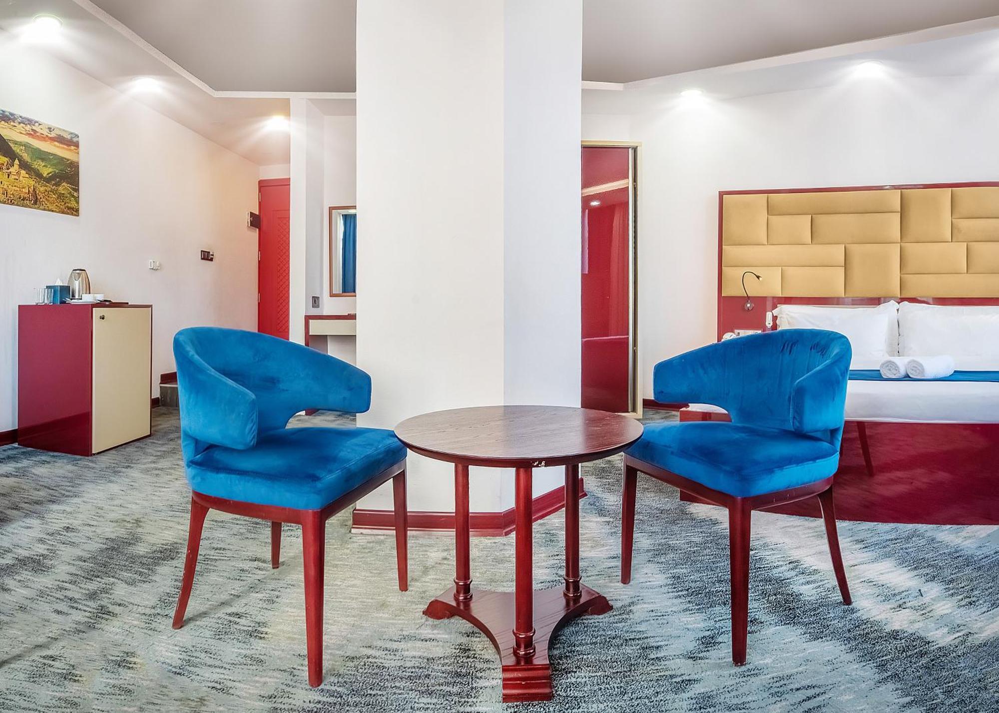 Denis Hotel Тбилиси Екстериор снимка