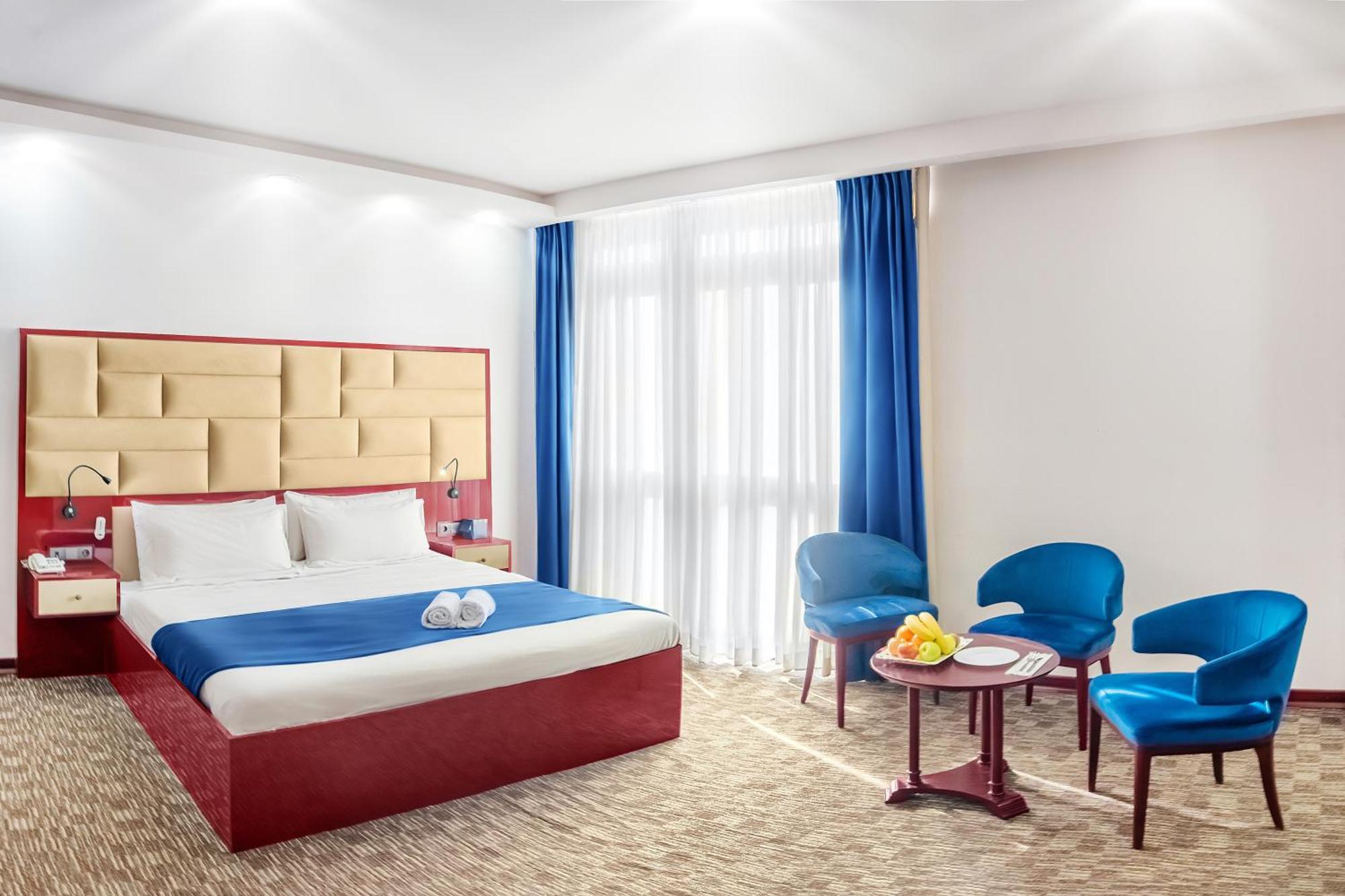Denis Hotel Тбилиси Екстериор снимка