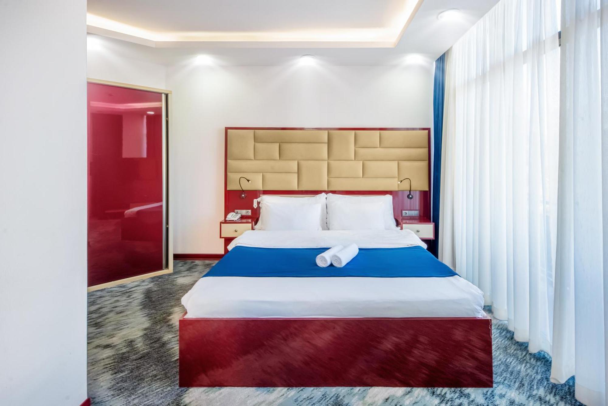 Denis Hotel Тбилиси Екстериор снимка