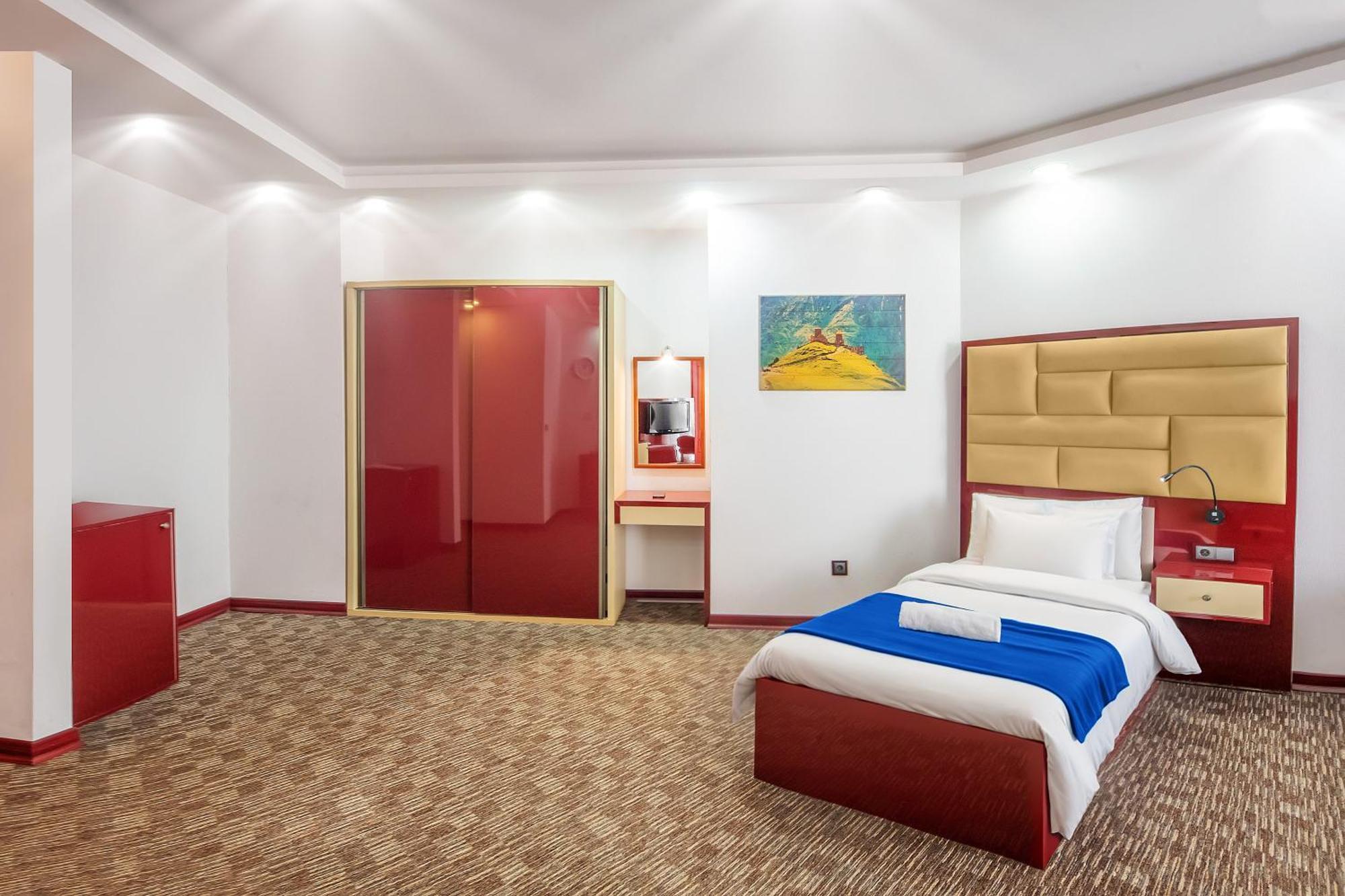 Denis Hotel Тбилиси Екстериор снимка