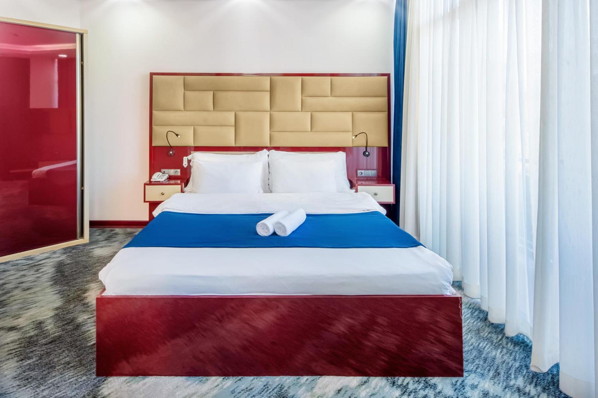 Denis Hotel Тбилиси Екстериор снимка