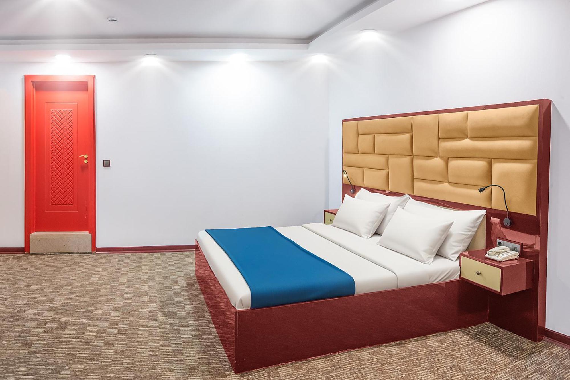 Denis Hotel Тбилиси Екстериор снимка