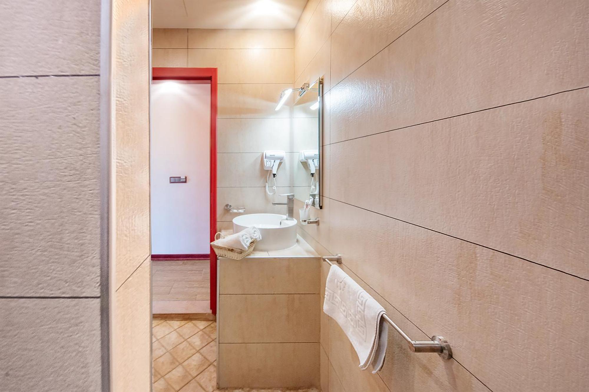 Denis Hotel Тбилиси Екстериор снимка