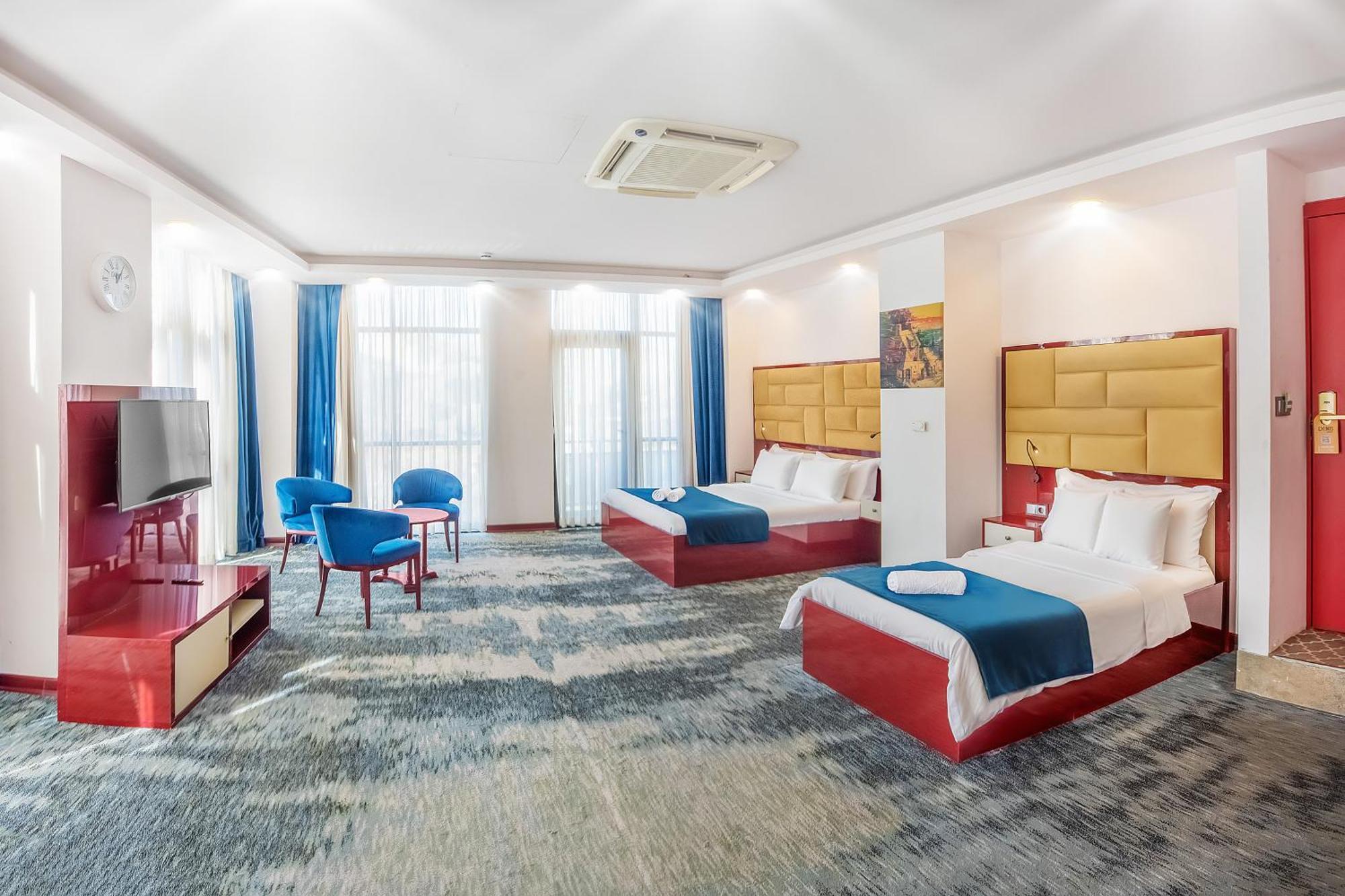 Denis Hotel Тбилиси Екстериор снимка